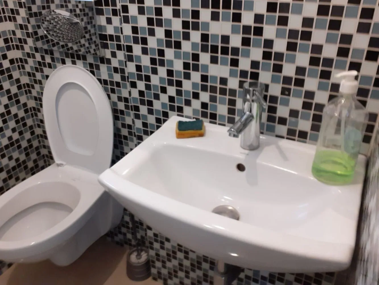 Spatiu comercial , zona Spitalul Judetean - Agentia Direkt Imobiliare propune spre inchiriere spatiu comercial situat in zona Spitalului Judetean . Imobilul este pozitionat la parter , are o suprafata de 40 mp , si este compus din 1 incapere si 1 baie . Vitrina stradala , intrare din strada , acces facil . exista posibilitate de extindere a suprafetei daca se doreste .
Disponibil spre inchiriere imediat .