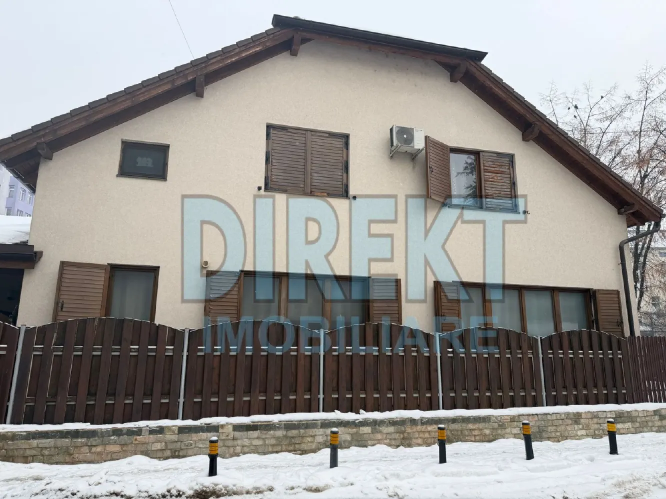 Casa individuala,situata in zona strada Crinilor - Agentia Direkt Imobiliare propune spre vanzare casa individuala situata ultracentral , intr o zona premium a orasului , pe strada Crinilor cu acces facil catre toate punctele de interes. Proprietatea are o suprafata  de 180 mp ,regim de inaltime P+E +M , fiind ideal compartimentata pentru confort si functionalitate .

Este compusa din la parter : -bucatarie separata cu intrare din holul de acces si iesire in living la locul de luat masa , 1 baie  spatioasa , living spatios , semineu pe lemne , usa terasa cu iesire in curte .

-  la etaj 3 dormitoare , birou , baie spatioasa , terasa spatioasa .

Anexa gospodaresti in suprafata de cca 80 mp , cu intrare separata fiecare pentru locuri de depozitare , camara , etc .

Garaj inchis  cu poarta automata , loc de parcare in curte , supraveghere video , alarma .

Casa se evidentiaza prin finisaje clasice deosebite , realizate cu materiale de calitate , oferind un stil elegant si atemporal.

Spatiile sunt generoase , luminoase , iar terasa completeaza perfect zona de relaxare .

Curtea amenajata , intimitate , constructie solida , potrivuta atata pentru locuinta rezidentiala , cat si pentru sediu de firma .