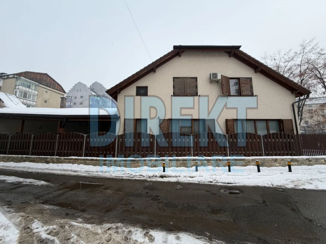 Casa individuala,situata in zona strada Crinilor - Agentia Direkt Imobiliare propune spre vanzare casa individuala situata ultracentral , intr o zona premium a orasului , pe strada Crinilor cu acces facil catre toate punctele de interes. Proprietatea are o suprafata  de 180 mp ,regim de inaltime P+E +M , fiind ideal compartimentata pentru confort si functionalitate .

Este compusa din la parter : -bucatarie separata cu intrare din holul de acces si iesire in living la locul de luat masa , 1 baie  spatioasa , living spatios , semineu pe lemne , usa terasa cu iesire in curte .

-  la etaj 3 dormitoare , birou , baie spatioasa , terasa spatioasa .

Anexa gospodaresti in suprafata de cca 80 mp , cu intrare separata fiecare pentru locuri de depozitare , camara , etc .

Garaj inchis  cu poarta automata , loc de parcare in curte , supraveghere video , alarma .

Casa se evidentiaza prin finisaje clasice deosebite , realizate cu materiale de calitate , oferind un stil elegant si atemporal.

Spatiile sunt generoase , luminoase , iar terasa completeaza perfect zona de relaxare .

Curtea amenajata , intimitate , constructie solida , potrivuta atata pentru locuinta rezidentiala , cat si pentru sediu de firma .