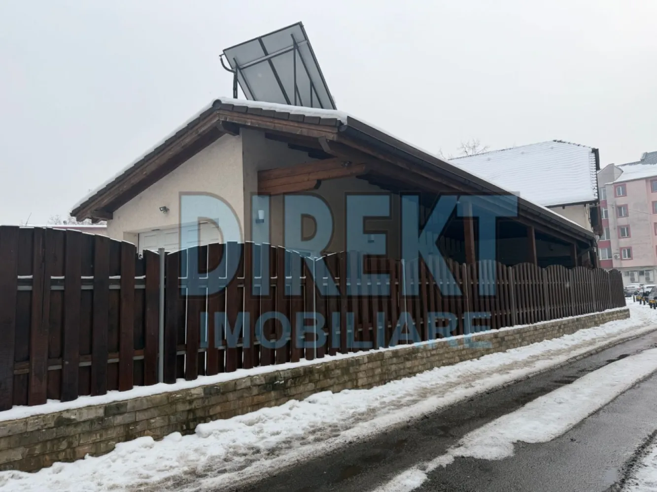 Casa individuala,situata in zona strada Crinilor - Agentia Direkt Imobiliare propune spre vanzare casa individuala situata ultracentral , intr o zona premium a orasului , pe strada Crinilor cu acces facil catre toate punctele de interes. Proprietatea are o suprafata  de 180 mp ,regim de inaltime P+E +M , fiind ideal compartimentata pentru confort si functionalitate .

Este compusa din la parter : -bucatarie separata cu intrare din holul de acces si iesire in living la locul de luat masa , 1 baie  spatioasa , living spatios , semineu pe lemne , usa terasa cu iesire in curte .

-  la etaj 3 dormitoare , birou , baie spatioasa , terasa spatioasa .

Anexa gospodaresti in suprafata de cca 80 mp , cu intrare separata fiecare pentru locuri de depozitare , camara , etc .

Garaj inchis  cu poarta automata , loc de parcare in curte , supraveghere video , alarma .

Casa se evidentiaza prin finisaje clasice deosebite , realizate cu materiale de calitate , oferind un stil elegant si atemporal.

Spatiile sunt generoase , luminoase , iar terasa completeaza perfect zona de relaxare .

Curtea amenajata , intimitate , constructie solida , potrivuta atata pentru locuinta rezidentiala , cat si pentru sediu de firma .