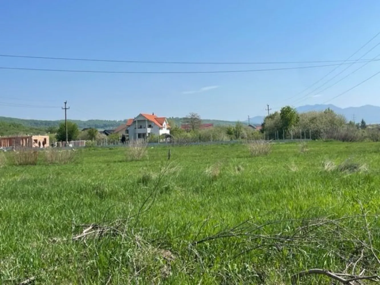 Teren intravilan , zona Drumul Sigmirului - Agentia Direkt Imobiliare propune spre vanzare teren intravilan, situat pe Drumul Sigmirului cu o suprafata de 1000 mp , intr o zona exclusivista de case , cu panorama deosebita . 
Amplasarea ofera liniste , intimitate , fiind ideal pentru costruirea unei resedinte moderne sau a unei vile de lux. 
Acces facil la drum , utilitati in proximitate , zona in plina dezvoltare , cu potential ridicat de investitie. 
O oportunitate rara pentru cei care apreciaza locatia si privelistea .