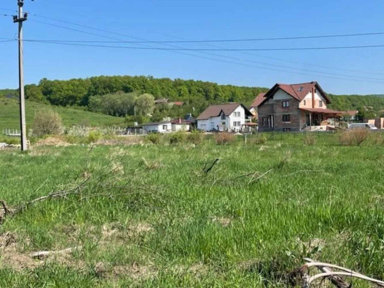 Teren intravilan , zona Drumul Sigmirului - Agentia Direkt Imobiliare propune spre vanzare teren intravilan, situat pe Drumul Sigmirului cu o suprafata de 1000 mp , intr o zona exclusivista de case , cu panorama deosebita . 
Amplasarea ofera liniste , intimitate , fiind ideal pentru costruirea unei resedinte moderne sau a unei vile de lux. 
Acces facil la drum , utilitati in proximitate , zona in plina dezvoltare , cu potential ridicat de investitie. 
O oportunitate rara pentru cei care apreciaza locatia si privelistea .