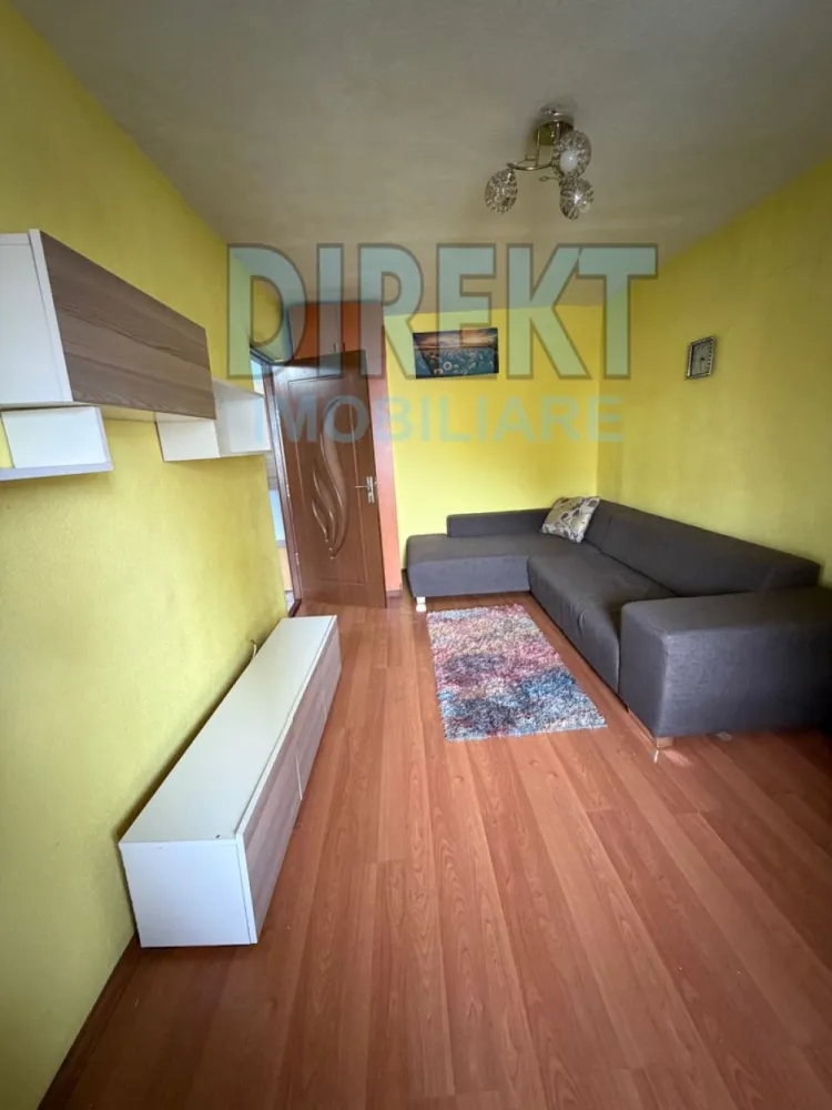 Apartament etaj 2 , zona Stefan cel Mare - Agentia Direkt Imobiliare propune spre vanzare apartament decomandat situat la etajul 2 , in zona Stefan cel Mare , pe strada Vasile Lupu . Imobilul are o suprafata construita de 62 mp , si este compus din bucatarie separata , 2 dormitoare , baie , balcon , hol. 
Se vinde mobilat .