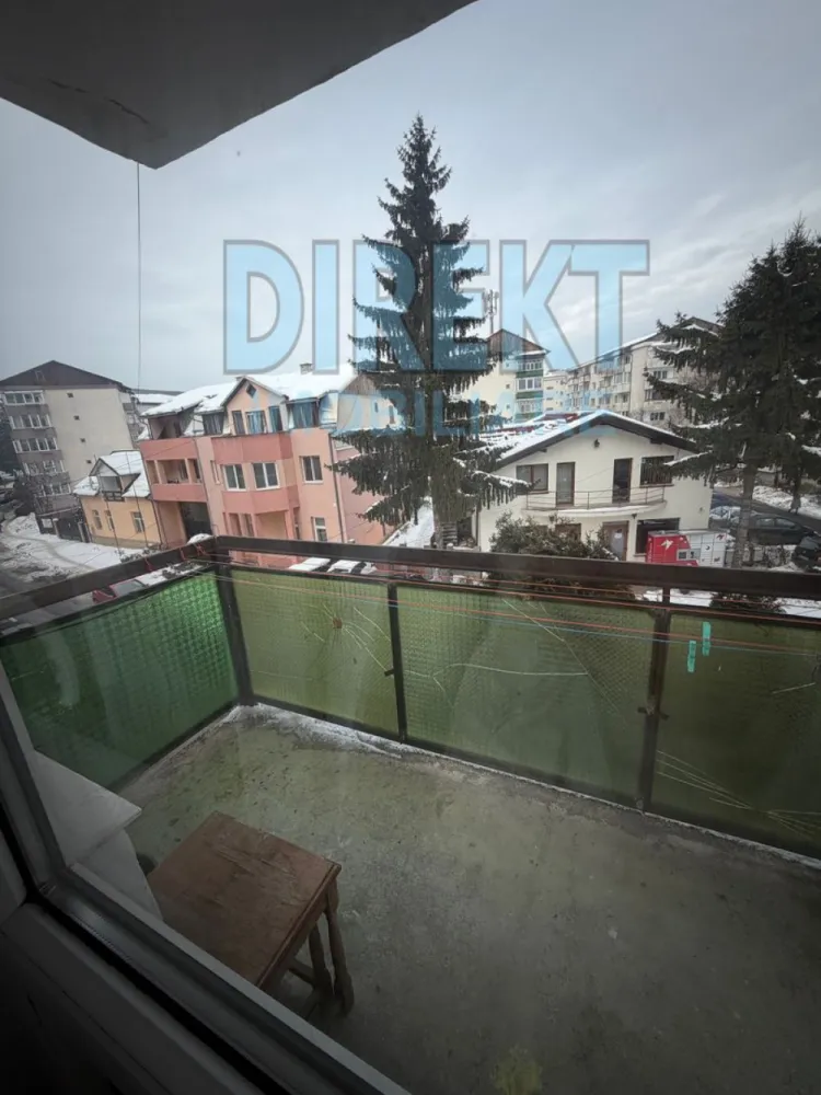 Apartament etaj 2 , zona Stefan cel Mare - Agentia Direkt Imobiliare propune spre vanzare apartament decomandat situat la etajul 2 , in zona Stefan cel Mare , pe strada Vasile Lupu . Imobilul are o suprafata construita de 62 mp , si este compus din bucatarie separata , 2 dormitoare , baie , balcon , hol. 
Se vinde mobilat .