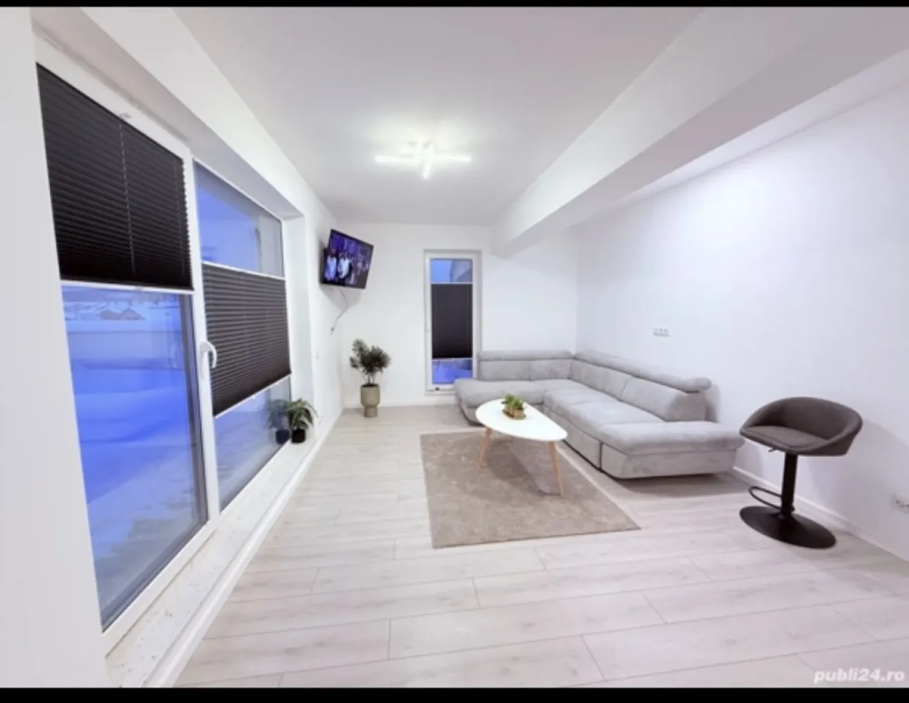 Penthouse , zona Decebal - Agentia Direkt Imobiliare propune spre inchiriere apartament tip Penthouse , zona Decebal . Imobilul este pozitionat la etajul 3 intr -un bloc constructie noua si este compus din : bucatarie si living open space, 1 dormitor , 1 hol, 1 baie , 1 dressing . Imobilul este situat intr o zona linistita a orasului la 500 m de Liceul Liviu Rebreanu , Piata Decebal, etc.
Dispune de loc de parcare individual in curte .