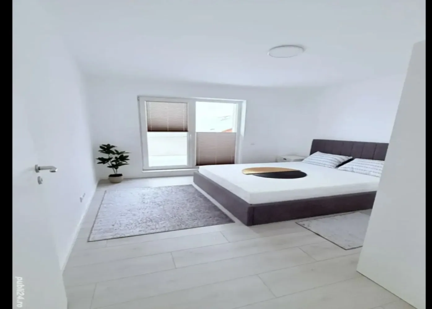 Penthouse , zona Decebal - Agentia Direkt Imobiliare propune spre inchiriere apartament tip Penthouse , zona Decebal . Imobilul este pozitionat la etajul 3 intr -un bloc constructie noua si este compus din : bucatarie si living open space, 1 dormitor , 1 hol, 1 baie , 1 dressing . Imobilul este situat intr o zona linistita a orasului la 500 m de Liceul Liviu Rebreanu , Piata Decebal, etc.
Dispune de loc de parcare individual in curte .