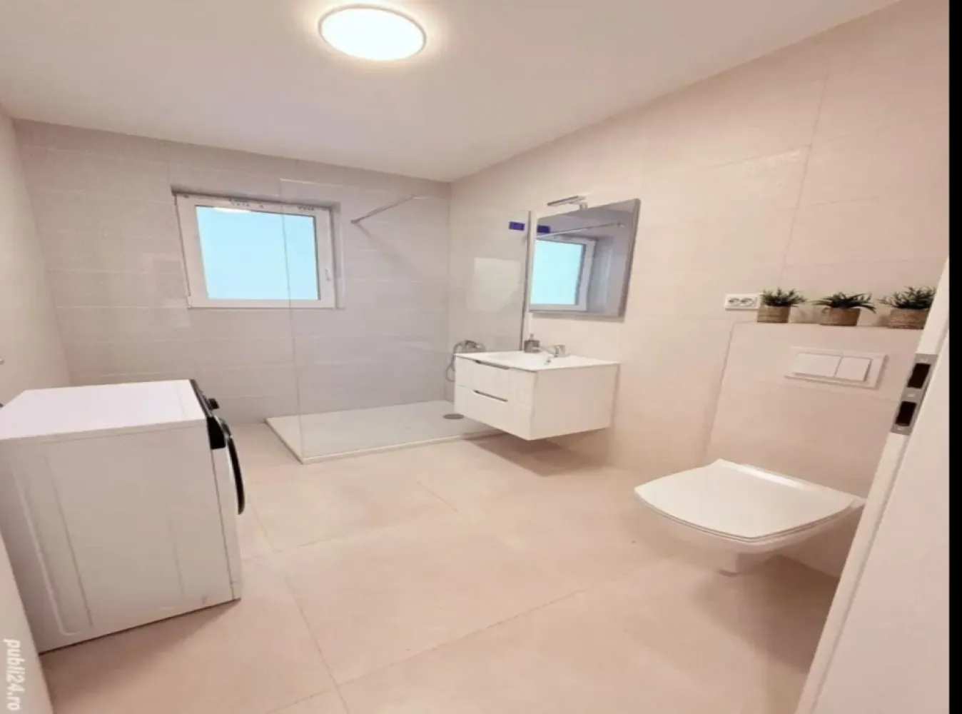 Penthouse , zona Decebal - Agentia Direkt Imobiliare propune spre inchiriere apartament tip Penthouse , zona Decebal . Imobilul este pozitionat la etajul 3 intr -un bloc constructie noua si este compus din : bucatarie si living open space, 1 dormitor , 1 hol, 1 baie , 1 dressing . Imobilul este situat intr o zona linistita a orasului la 500 m de Liceul Liviu Rebreanu , Piata Decebal, etc.
Dispune de loc de parcare individual in curte .