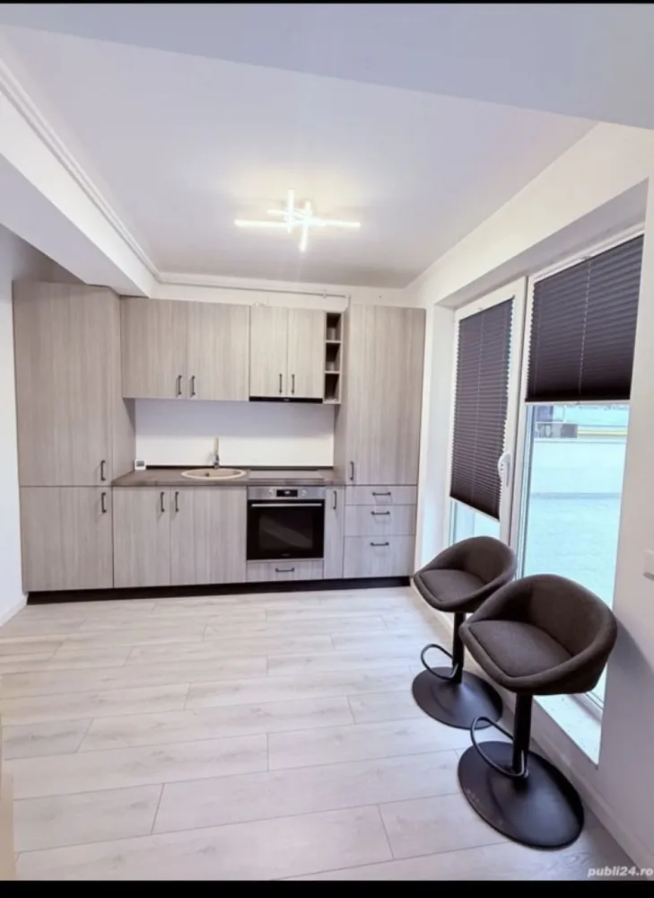 Penthouse , zona Decebal - Agentia Direkt Imobiliare propune spre inchiriere apartament tip Penthouse , zona Decebal . Imobilul este pozitionat la etajul 3 intr -un bloc constructie noua si este compus din : bucatarie si living open space, 1 dormitor , 1 hol, 1 baie , 1 dressing . Imobilul este situat intr o zona linistita a orasului la 500 m de Liceul Liviu Rebreanu , Piata Decebal, etc.
Dispune de loc de parcare individual in curte .