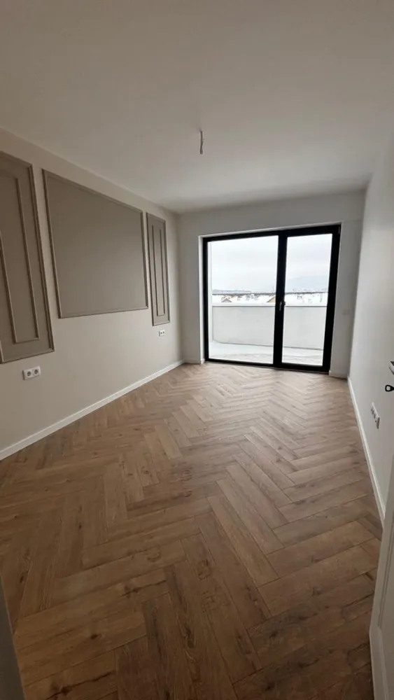 Apartament , spatios , bloc nou cu lift ! - Agentia Direkt Imobiliare propune spre vanzare apartament spatios situat in partea de nord a orasului , pe strada Libertatii, intr un complex de locuinte recent construite .

Imobilul este pozitionat la etajul 5 , are o suprafata de de 88 mp si este compus din living si bucatarie , 2 dormitoare , baie , balcon spatios .

Pret vanzare : 1600 Euro Tva inclus .