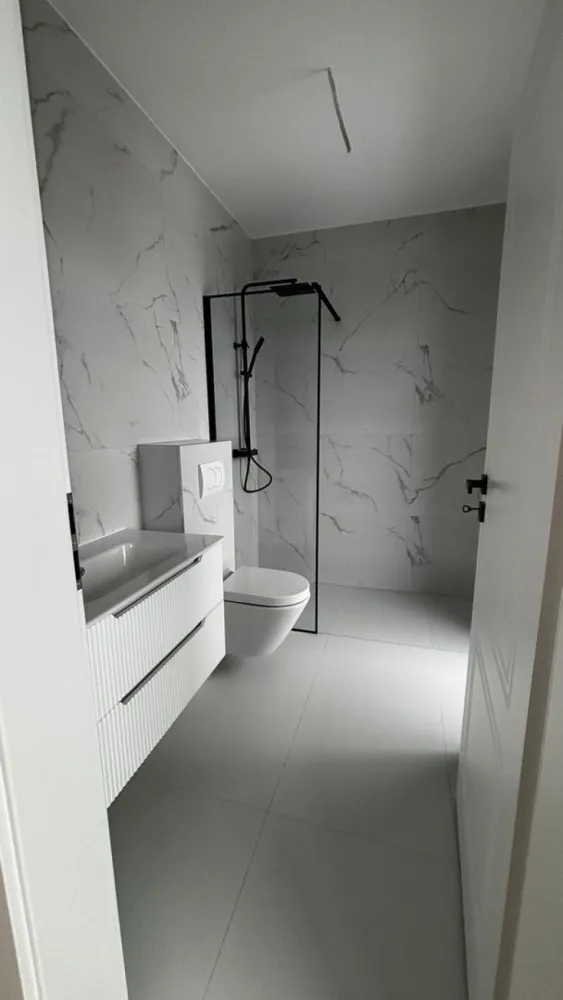 Apartament , spatios , bloc nou cu lift ! - Agentia Direkt Imobiliare propune spre vanzare apartament spatios situat in partea de nord a orasului , pe strada Libertatii, intr un complex de locuinte recent construite .

Imobilul este pozitionat la etajul 5 , are o suprafata de de 88 mp si este compus din living si bucatarie , 2 dormitoare , baie , balcon spatios .

Pret vanzare : 1600 Euro Tva inclus .