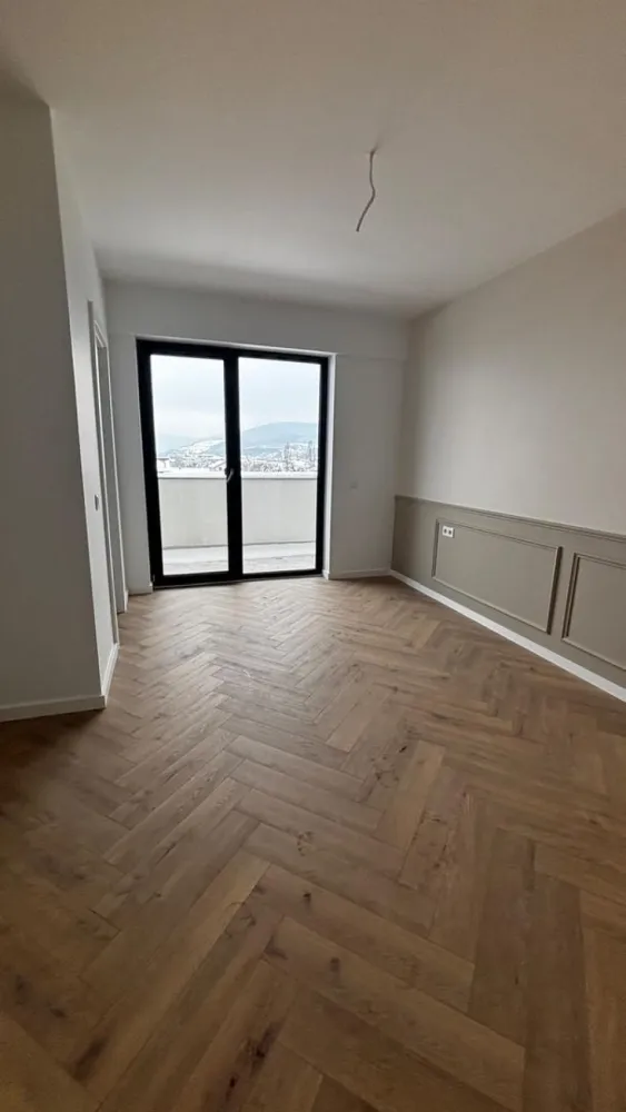 Apartament , spatios , bloc nou cu lift ! - Agentia Direkt Imobiliare propune spre vanzare apartament spatios situat in partea de nord a orasului , pe strada Libertatii, intr un complex de locuinte recent construite .

Imobilul este pozitionat la etajul 5 , are o suprafata de de 88 mp si este compus din living si bucatarie , 2 dormitoare , baie , balcon spatios .

Pret vanzare : 1600 Euro Tva inclus .