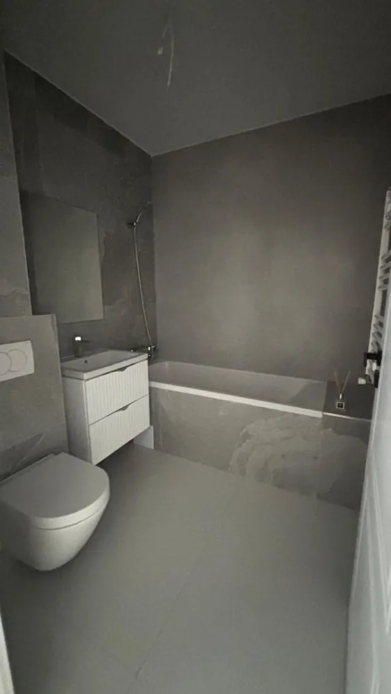 Apartament , spatios , bloc nou cu lift ! - Agentia Direkt Imobiliare propune spre vanzare apartament spatios situat in partea de nord a orasului , pe strada Libertatii, intr un complex de locuinte recent construite .

Imobilul este pozitionat la etajul 5 , are o suprafata de de 88 mp si este compus din living si bucatarie , 2 dormitoare , baie , balcon spatios .

Pret vanzare : 1600 Euro Tva inclus .