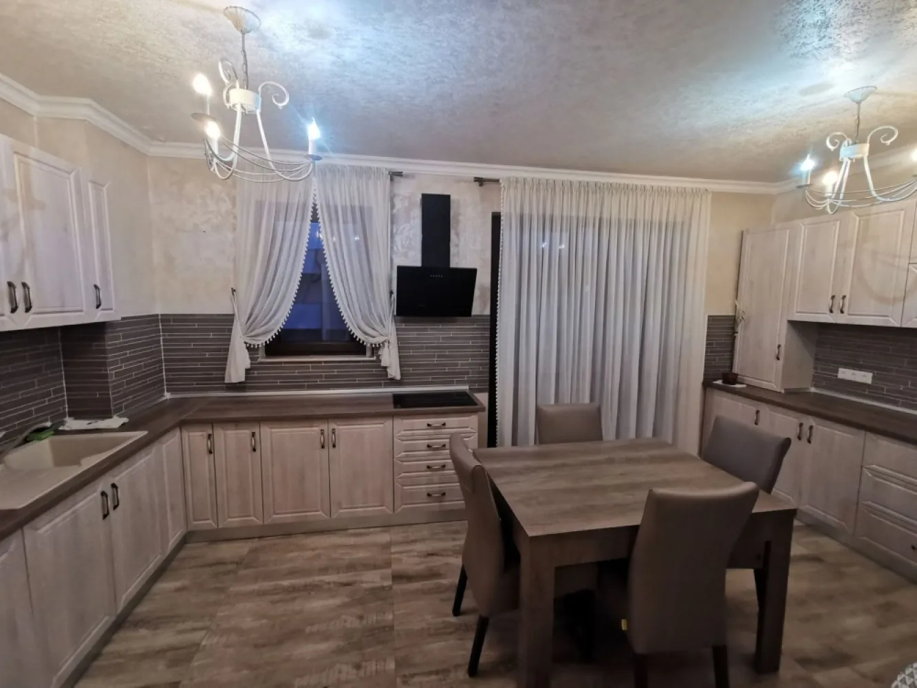 Penthouse , zona Isu, spatios ! - Agentia Direkt Imobiliare propune spre inchiriere apartament / Penthouse , situat in zona Isu , finisaje deosebite , spatios .

imobilul este situat la etajul 8 , are o suprafata de 200 mp , compus din bucatarie mobilata si utilata cu iesire pe balcon , 3 dormitoare fiecare cu iesire pe terasa , 3 bai , terasa spatioasa dotata cu mobilier pentru terasa , priveliste deosebita .

2 locuri de parcare subterana , in garaj inchis .

Disponibil Imediat .
