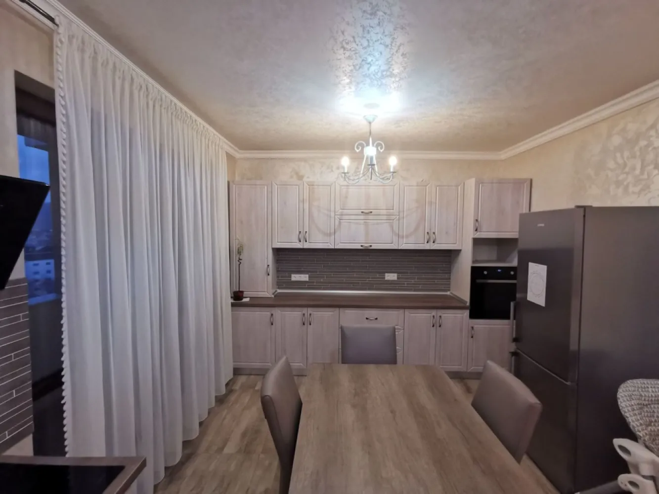 Penthouse , zona Isu, spatios ! - Agentia Direkt Imobiliare propune spre inchiriere apartament / Penthouse , situat in zona Isu , finisaje deosebite , spatios .

imobilul este situat la etajul 8 , are o suprafata de 200 mp , compus din bucatarie mobilata si utilata cu iesire pe balcon , 3 dormitoare fiecare cu iesire pe terasa , 3 bai , terasa spatioasa dotata cu mobilier pentru terasa , priveliste deosebita .

2 locuri de parcare subterana , in garaj inchis .

Disponibil Imediat .