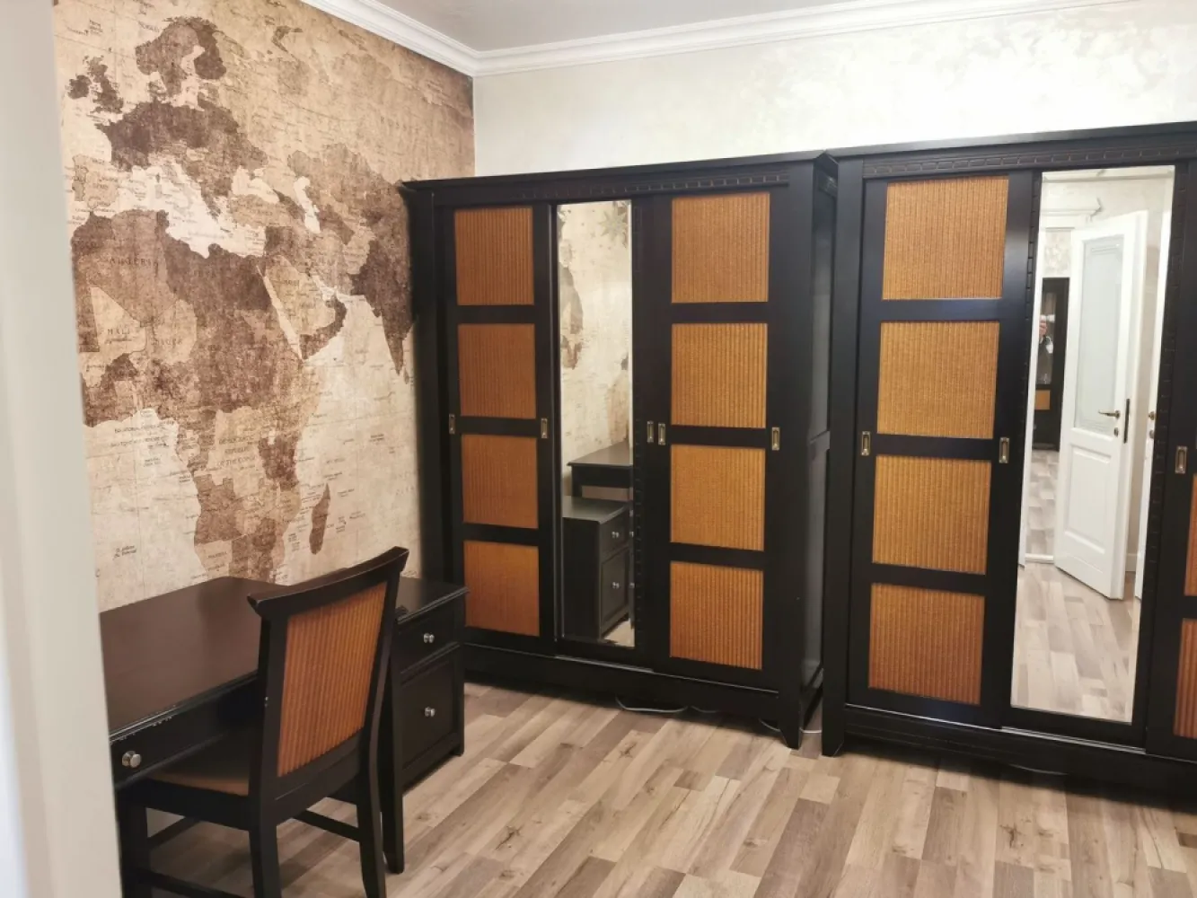 Penthouse , zona Isu, spatios ! - Agentia Direkt Imobiliare propune spre inchiriere apartament / Penthouse , situat in zona Isu , finisaje deosebite , spatios .

imobilul este situat la etajul 8 , are o suprafata de 200 mp , compus din bucatarie mobilata si utilata cu iesire pe balcon , 3 dormitoare fiecare cu iesire pe terasa , 3 bai , terasa spatioasa dotata cu mobilier pentru terasa , priveliste deosebita .

2 locuri de parcare subterana , in garaj inchis .

Disponibil Imediat .
