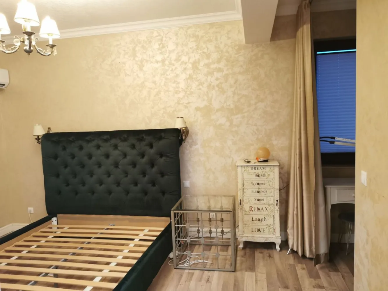 Penthouse , zona Isu, spatios ! - Agentia Direkt Imobiliare propune spre inchiriere apartament / Penthouse , situat in zona Isu , finisaje deosebite , spatios .

imobilul este situat la etajul 8 , are o suprafata de 200 mp , compus din bucatarie mobilata si utilata cu iesire pe balcon , 3 dormitoare fiecare cu iesire pe terasa , 3 bai , terasa spatioasa dotata cu mobilier pentru terasa , priveliste deosebita .

2 locuri de parcare subterana , in garaj inchis .

Disponibil Imediat .