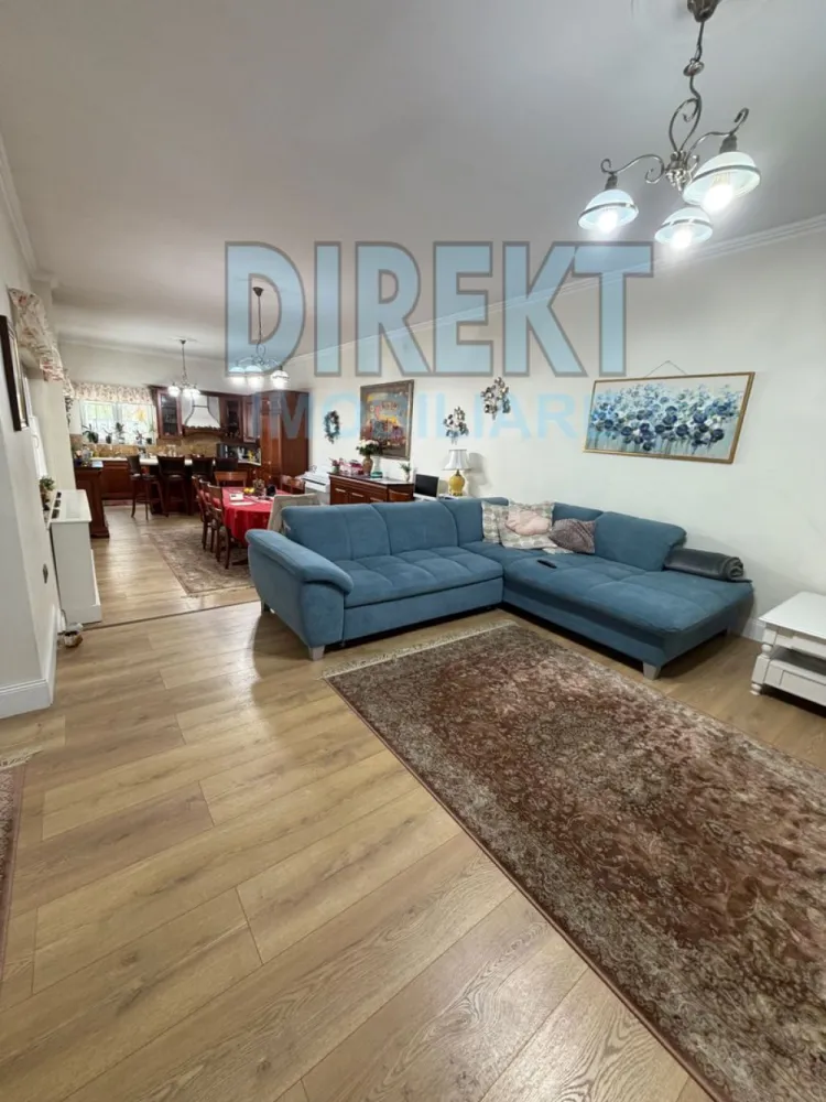 Casa Individuala , strada Alba Iulia - Agentia Direkt Imobiliare propune spre vanzare casa individuala situata pe strada Alba Iulia .

Imobilul are o suprafata de 320 mp si este compusa din 2 apartamente cu intrare separata fiecare in suprafata de 160 mp, compartimentate astfel : living si bucatarie , 2 bai , 3 dormitoare , 2 dressinguri , terasa , etc .

Terenul aferent proprietatii este de 400 mp , dispune de curte interioara ,securizata , poarta cu interfon , loc de parcare .

Se vinde partial mobilata si utilata .