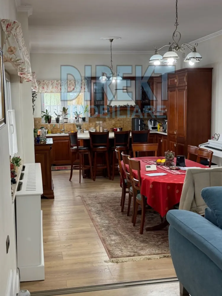 Casa Individuala , strada Alba Iulia - Agentia Direkt Imobiliare propune spre vanzare casa individuala situata pe strada Alba Iulia .

Imobilul are o suprafata de 320 mp si este compusa din 2 apartamente cu intrare separata fiecare in suprafata de 160 mp, compartimentate astfel : living si bucatarie , 2 bai , 3 dormitoare , 2 dressinguri , terasa , etc .

Terenul aferent proprietatii este de 400 mp , dispune de curte interioara ,securizata , poarta cu interfon , loc de parcare .

Se vinde partial mobilata si utilata .