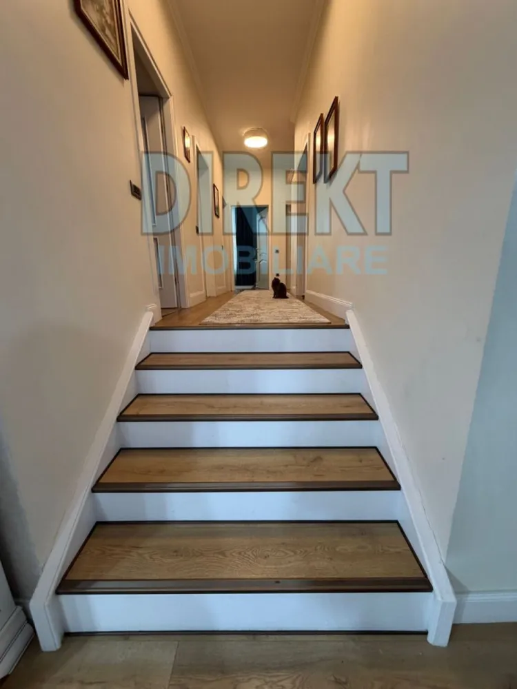 Casa Individuala , strada Alba Iulia - Agentia Direkt Imobiliare propune spre vanzare casa individuala situata pe strada Alba Iulia .

Imobilul are o suprafata de 320 mp si este compusa din 2 apartamente cu intrare separata fiecare in suprafata de 160 mp, compartimentate astfel : living si bucatarie , 2 bai , 3 dormitoare , 2 dressinguri , terasa , etc .

Terenul aferent proprietatii este de 400 mp , dispune de curte interioara ,securizata , poarta cu interfon , loc de parcare .

Se vinde partial mobilata si utilata .