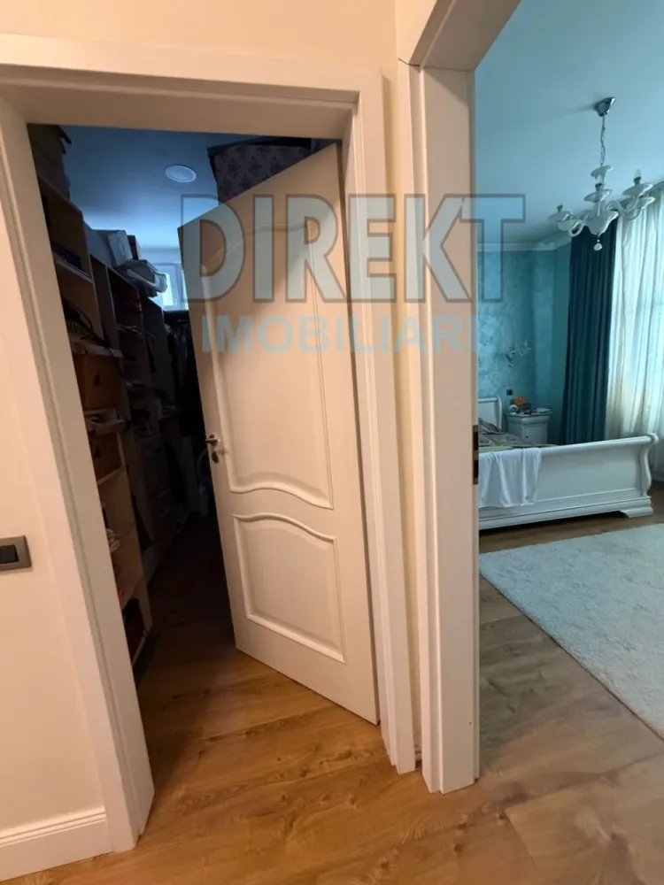 Casa Individuala , strada Alba Iulia - Agentia Direkt Imobiliare propune spre vanzare casa individuala situata pe strada Alba Iulia .

Imobilul are o suprafata de 320 mp si este compusa din 2 apartamente cu intrare separata fiecare in suprafata de 160 mp, compartimentate astfel : living si bucatarie , 2 bai , 3 dormitoare , 2 dressinguri , terasa , etc .

Terenul aferent proprietatii este de 400 mp , dispune de curte interioara ,securizata , poarta cu interfon , loc de parcare .

Se vinde partial mobilata si utilata .
