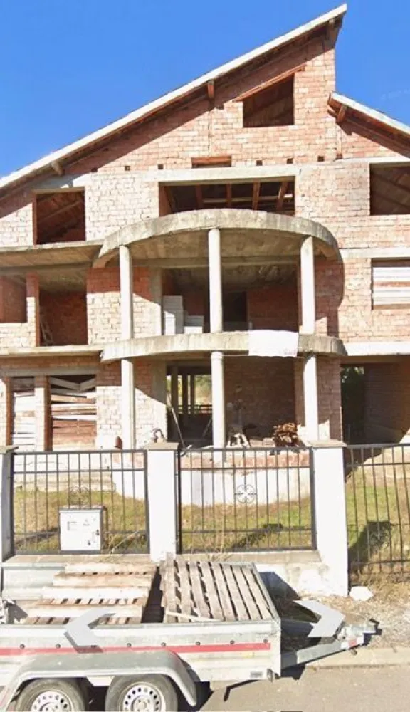 Casa la rosu cu 25 ari teren, zona Dedeman ! - Agentia Direkt Imobiliare propune spre vanzare casa , constructie la rosu P+M+E , situata pe strada George Enescu . 
Imobilul are o suprafata construita de aprox 568 mp , dispune de toate utilitatile la front stradal , teren aferent intravilan 2500 mp , inclinatie plata . 
Ideal constructie bloc, casa de locuit , etc .