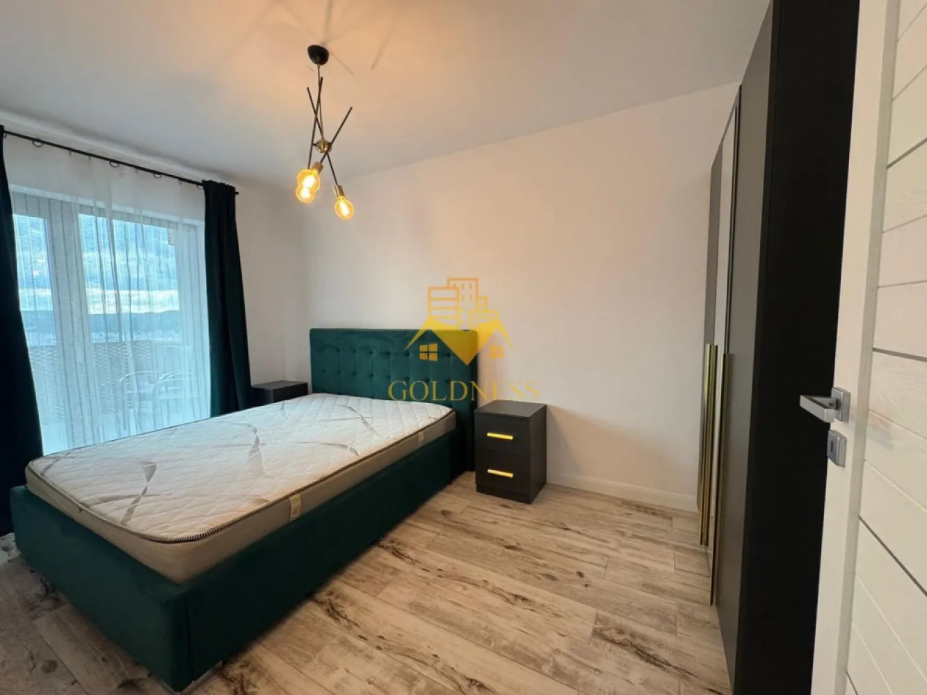 3 camere, modern, bloc nou, terasa,2 parcari, Zorilor, Zona LIDL - GOLDNESS Imobiliare vă propune spre închiriere un apartament cu 3 camere complet mobilat și utilat, la etajul 5 într-un imobil de 15 etaje, în cartierul Zorilor. Dispune de loc de parcare subterana!

Apartamentul este compartimentat astfel:
 - dormitor cu pat matrimonial, dressing, noptiere
 - dormitor cu pat matrimonial, dulap pentru haine
 - living cu bucatarie open-space complet utilată, canapea extensibla, loc de servit masa 
 - baie cu cana, calorifer port prosop inox și dulap pentru depozitare.
 - 2 terase de 10 mp.

Imobilul este dotat cu toate cele necesare - centrală proprie, mașină de spălat haine, frigider, plită electrică, hotă, TV, etc. 
Se află în apropierea stațiilor de transport în comun, magazine, restaurante, spații verzi, farmacii, etc. 

Pentru intermediere se percepe un comision de 50% din prețul chiriei!