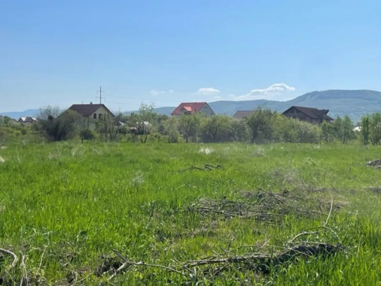 Teren intravilan 31 ari , zona Unirea - Direkt Imobiliare propune spre vanzare teren intravilan situat in cartier Unirea , strada Pomilor. 
Terenul are o suprafata de 3200 mp , inclinatie -plat , ideal constructie case, utilitati in zona. 

Nu se vinde parcelat .

Pret vanzare 3500 Euro / ar