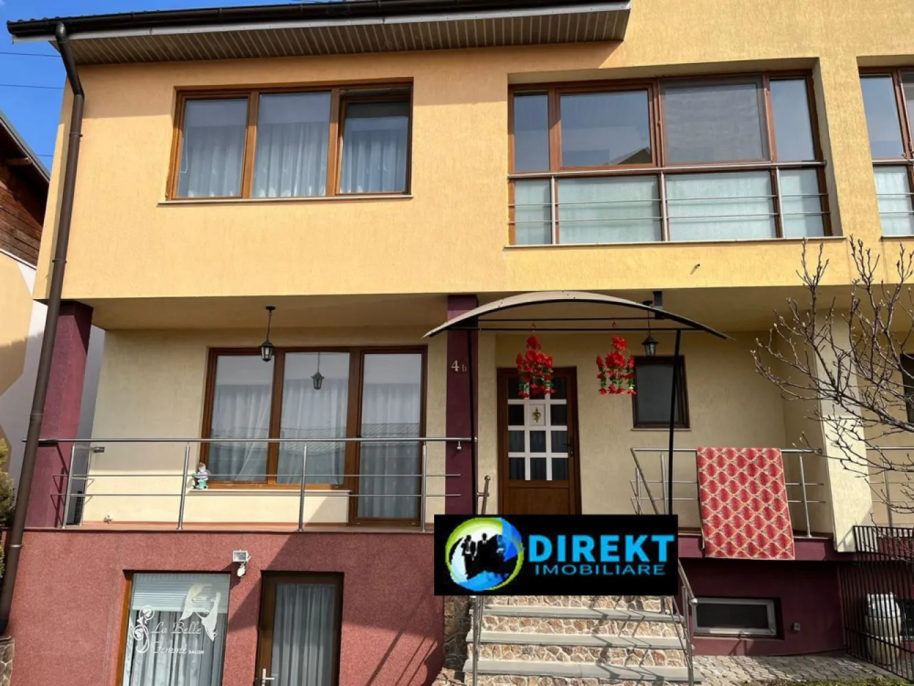 Casa , zona Grigore Pletosul! - Casă spațioasă cu 2 apartamente, 180 mp utili, zonă liniștită – Bistrița
De vânzare casă tip duplex situată într-o zonă liniștită și bine cotată din Bistrița, la doar câteva minute de centru comercial, cu acces facil către oraș.
Proprietatea are o suprafață utilă de aproximativ 180 mp și este compartimentată practic în două unități locative:
Demisol: apartament complet, ideal pentru locuit separat, familie extinsă sau închiriere
Parter + etaj: living spațios, bucătărie, 3 dormitoare și 2 băi
Casa este construită în 2007 și este bine întreținută, fiind locuită de o singură persoană. Renovarea a fost realizată în urmă cu aproximativ 5 ani.
✔ Avantaje:
2 unități locative separate (flexibilitate mare)
spații generoase și luminoase
zonă liniștită, retrasă
curte proprie de aproximativ 400 mp
acces rapid către puncte de interes
💰 Preț: 160.000 € (negociabil)