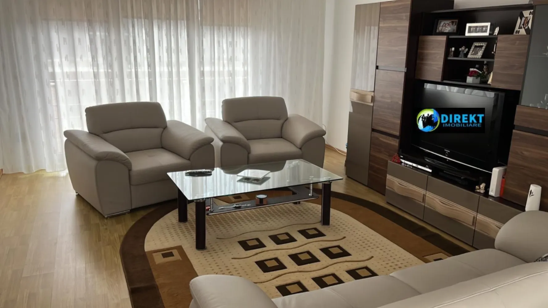 Casa , zona Grigore Pletosul! - Casă spațioasă cu 2 apartamente, 180 mp utili, zonă liniștită – Bistrița
De vânzare casă tip duplex situată într-o zonă liniștită și bine cotată din Bistrița, la doar câteva minute de centru comercial, cu acces facil către oraș.
Proprietatea are o suprafață utilă de aproximativ 180 mp și este compartimentată practic în două unități locative:
Demisol: apartament complet, ideal pentru locuit separat, familie extinsă sau închiriere
Parter + etaj: living spațios, bucătărie, 3 dormitoare și 2 băi
Casa este construită în 2007 și este bine întreținută, fiind locuită de o singură persoană. Renovarea a fost realizată în urmă cu aproximativ 5 ani.
✔ Avantaje:
2 unități locative separate (flexibilitate mare)
spații generoase și luminoase
zonă liniștită, retrasă
curte proprie de aproximativ 400 mp
acces rapid către puncte de interes
💰 Preț: 160.000 € (negociabil)