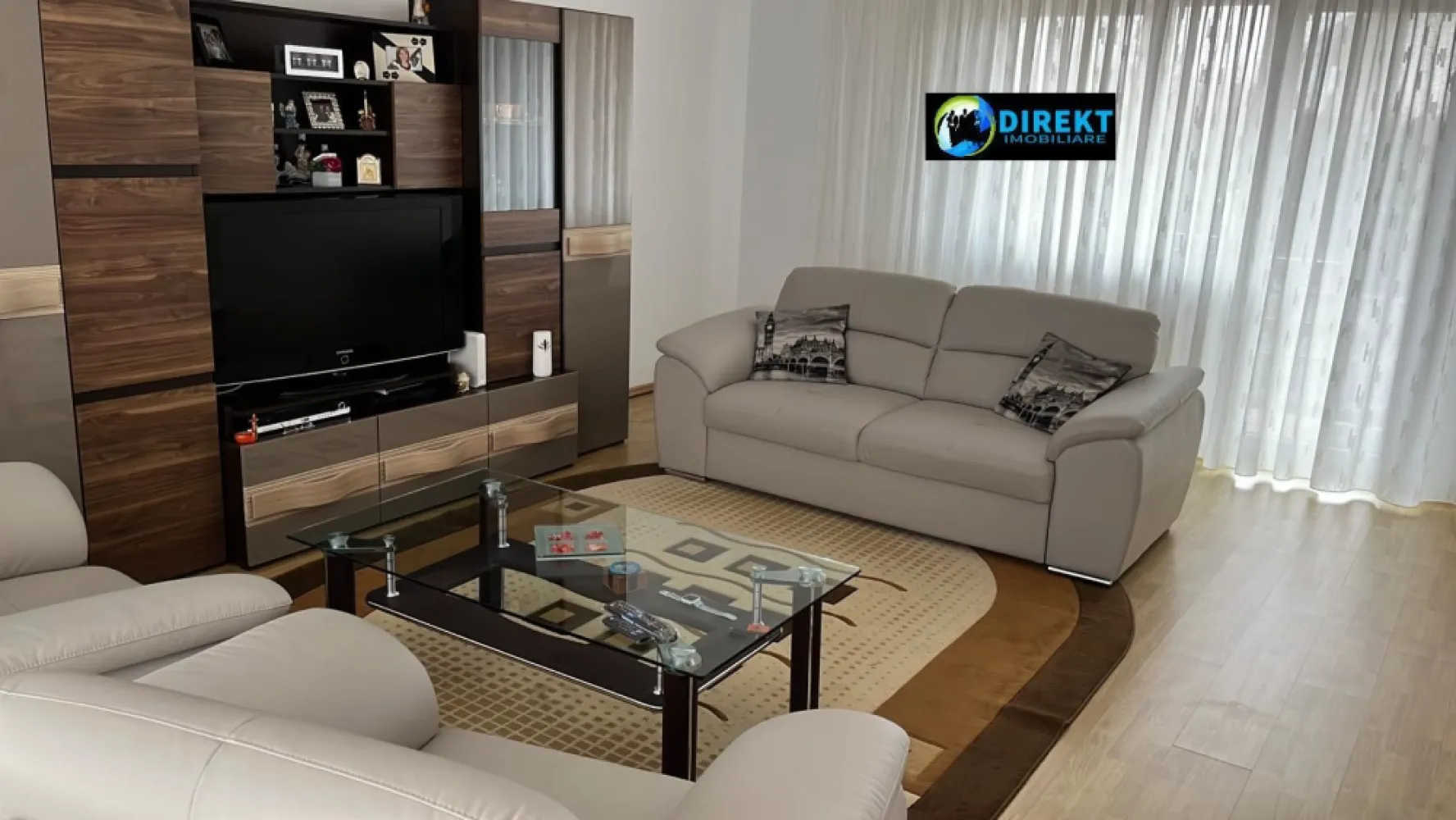 Casa , zona Grigore Pletosul! - Casă spațioasă cu 2 apartamente, 180 mp utili, zonă liniștită – Bistrița
De vânzare casă tip duplex situată într-o zonă liniștită și bine cotată din Bistrița, la doar câteva minute de centru comercial, cu acces facil către oraș.
Proprietatea are o suprafață utilă de aproximativ 180 mp și este compartimentată practic în două unități locative:
Demisol: apartament complet, ideal pentru locuit separat, familie extinsă sau închiriere
Parter + etaj: living spațios, bucătărie, 3 dormitoare și 2 băi
Casa este construită în 2007 și este bine întreținută, fiind locuită de o singură persoană. Renovarea a fost realizată în urmă cu aproximativ 5 ani.
✔ Avantaje:
2 unități locative separate (flexibilitate mare)
spații generoase și luminoase
zonă liniștită, retrasă
curte proprie de aproximativ 400 mp
acces rapid către puncte de interes
💰 Preț: 160.000 € (negociabil)
