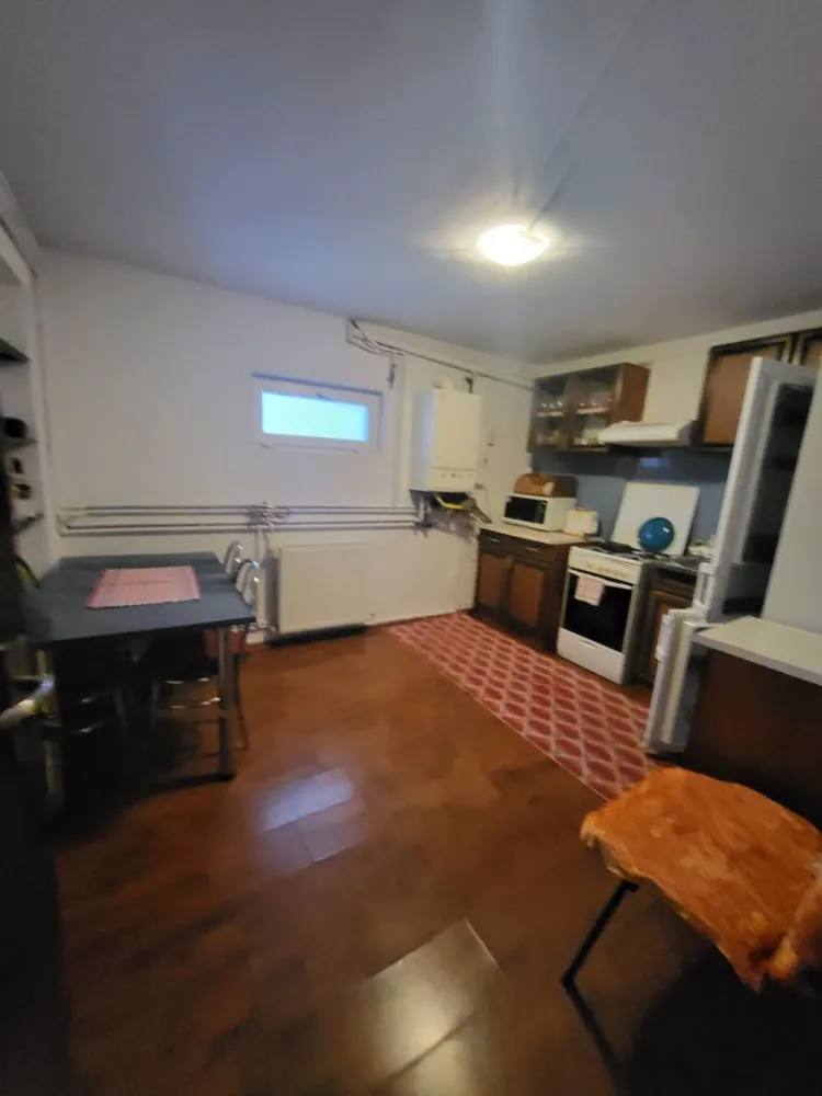 Casa , zona Grigore Pletosul! - Casă spațioasă cu 2 apartamente, 180 mp utili, zonă liniștită – Bistrița
De vânzare casă tip duplex situată într-o zonă liniștită și bine cotată din Bistrița, la doar câteva minute de centru comercial, cu acces facil către oraș.
Proprietatea are o suprafață utilă de aproximativ 180 mp și este compartimentată practic în două unități locative:
Demisol: apartament complet, ideal pentru locuit separat, familie extinsă sau închiriere
Parter + etaj: living spațios, bucătărie, 3 dormitoare și 2 băi
Casa este construită în 2007 și este bine întreținută, fiind locuită de o singură persoană. Renovarea a fost realizată în urmă cu aproximativ 5 ani.
✔ Avantaje:
2 unități locative separate (flexibilitate mare)
spații generoase și luminoase
zonă liniștită, retrasă
curte proprie de aproximativ 400 mp
acces rapid către puncte de interes
💰 Preț: 160.000 € (negociabil)