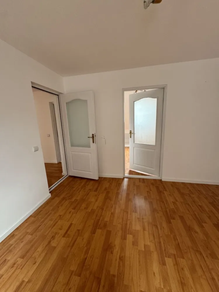 Apartament spatios zona Stefan cel Mare - Agentia Direkt Imobilare propune spre vanzare apartament spatios situat intr un bloc constructie noua .
 Imobilul este pozitionat la etajul 3 /3 , are o suprafata utila de 71 mp , este compus din bucatarie separata , living , 2 dormitoare, baie .
Se vinde finisat , igienizat , nemobilat.