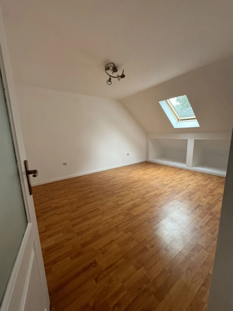 Apartament spatios zona Stefan cel Mare - Agentia Direkt Imobilare propune spre vanzare apartament spatios situat intr un bloc constructie noua .
 Imobilul este pozitionat la etajul 3 /3 , are o suprafata utila de 71 mp , este compus din bucatarie separata , living , 2 dormitoare, baie .
Se vinde finisat , igienizat , nemobilat.