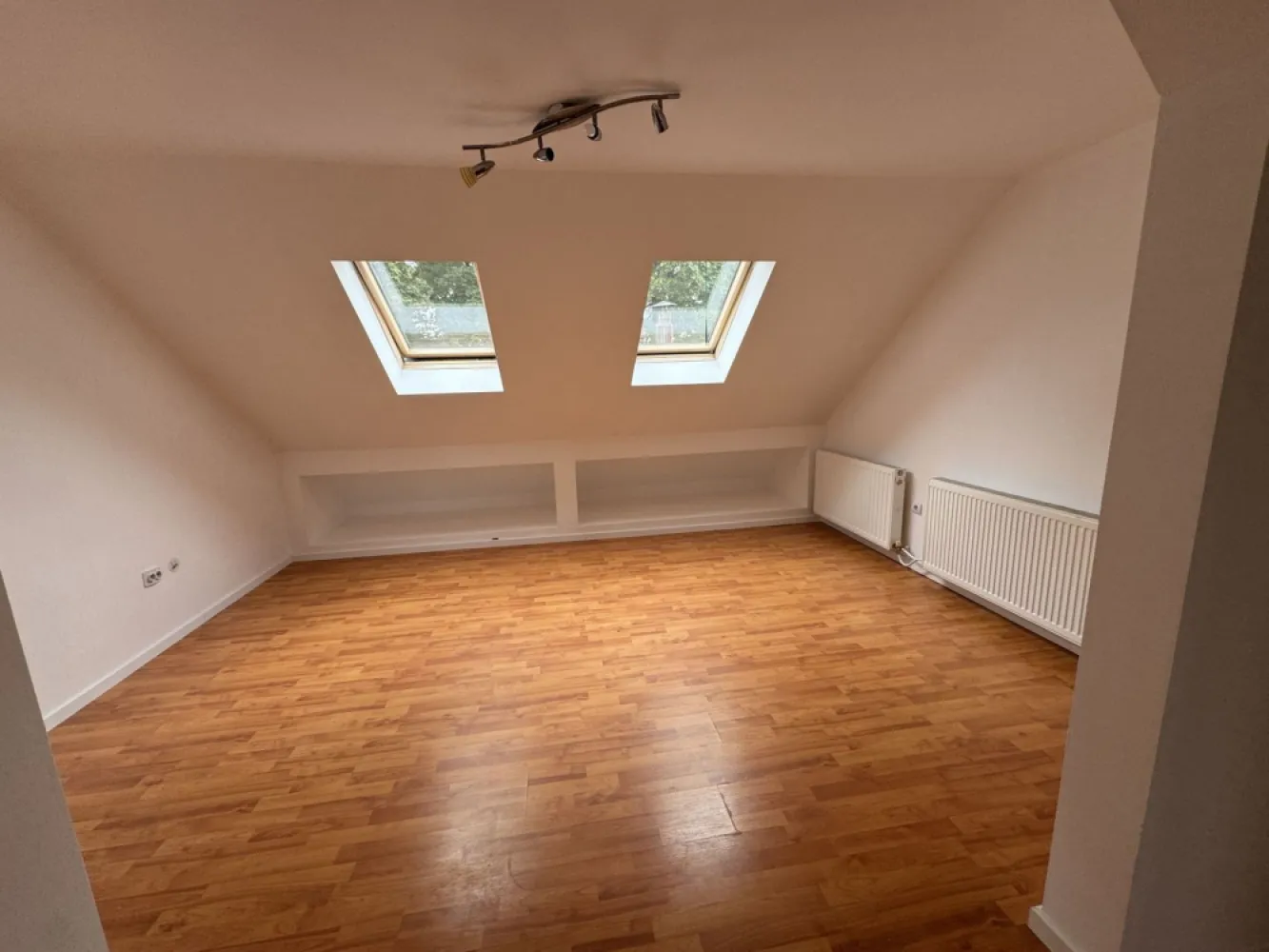 Apartament spatios zona Stefan cel Mare - Agentia Direkt Imobilare propune spre vanzare apartament spatios situat intr un bloc constructie noua .
 Imobilul este pozitionat la etajul 3 /3 , are o suprafata utila de 71 mp , este compus din bucatarie separata , living , 2 dormitoare, baie .
Se vinde finisat , igienizat , nemobilat.