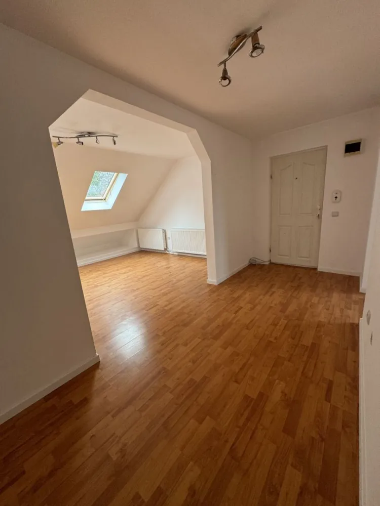 Apartament spatios zona Stefan cel Mare - Agentia Direkt Imobilare propune spre vanzare apartament spatios situat intr un bloc constructie noua .
 Imobilul este pozitionat la etajul 3 /3 , are o suprafata utila de 71 mp , este compus din bucatarie separata , living , 2 dormitoare, baie .
Se vinde finisat , igienizat , nemobilat.