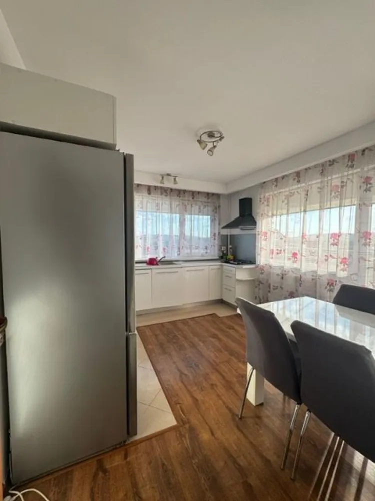 Apartament spațios, 4 camere, 120 mp, etaj 5/5, bloc nou cu lift - Vă oferim spre vânzare un apartament modern, situat la etajul 5 din 5 al unui bloc nou

Suprafață utilă: 120 mp

Compartimentare:

Etaj inferior: living generos, bucătărie spațioasă, dormitor, baie, balcon
Etaj superior (acces prin scară interioară): două dormitoare , baie, dressing.
Apartamentul beneficiază de o compartimentare practică, ideală pentru o familie, cu spații bine delimitate și luminoase. Scara interioară adaugă un plus de eleganță și funcționalitate.

Dispune de 2 locuri de parcare supraterane.

Zonă liniștită,zona mall, aproape de facilități (transport, magazine, școli)

Ideal ca locuință de familie sau investiție.

Pentru mai multe informații sau pentru a programa o vizionare, nu ezitați să ne contactați!