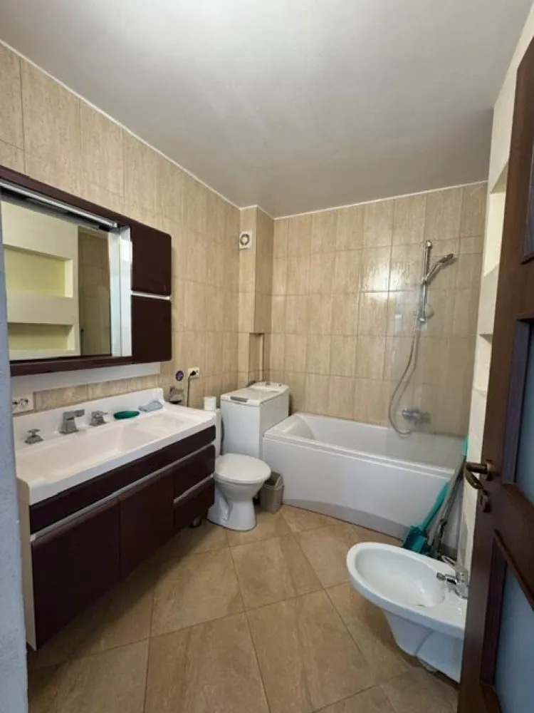Apartament spațios, 4 camere, 120 mp, etaj 5/5, bloc nou cu lift - Vă oferim spre vânzare un apartament modern, situat la etajul 5 din 5 al unui bloc nou

Suprafață utilă: 120 mp

Compartimentare:

Etaj inferior: living generos, bucătărie spațioasă, dormitor, baie, balcon
Etaj superior (acces prin scară interioară): două dormitoare , baie, dressing.
Apartamentul beneficiază de o compartimentare practică, ideală pentru o familie, cu spații bine delimitate și luminoase. Scara interioară adaugă un plus de eleganță și funcționalitate.

Dispune de 2 locuri de parcare supraterane.

Zonă liniștită,zona mall, aproape de facilități (transport, magazine, școli)

Ideal ca locuință de familie sau investiție.

Pentru mai multe informații sau pentru a programa o vizionare, nu ezitați să ne contactați!