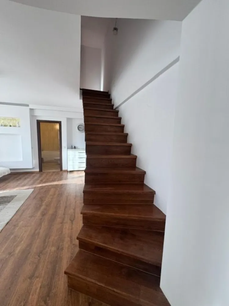 Apartament spațios, 4 camere, 120 mp, etaj 5/5, bloc nou cu lift - Vă oferim spre vânzare un apartament modern, situat la etajul 5 din 5 al unui bloc nou

Suprafață utilă: 120 mp

Compartimentare:

Etaj inferior: living generos, bucătărie spațioasă, dormitor, baie, balcon
Etaj superior (acces prin scară interioară): două dormitoare , baie, dressing.
Apartamentul beneficiază de o compartimentare practică, ideală pentru o familie, cu spații bine delimitate și luminoase. Scara interioară adaugă un plus de eleganță și funcționalitate.

Dispune de 2 locuri de parcare supraterane.

Zonă liniștită,zona mall, aproape de facilități (transport, magazine, școli)

Ideal ca locuință de familie sau investiție.

Pentru mai multe informații sau pentru a programa o vizionare, nu ezitați să ne contactați!