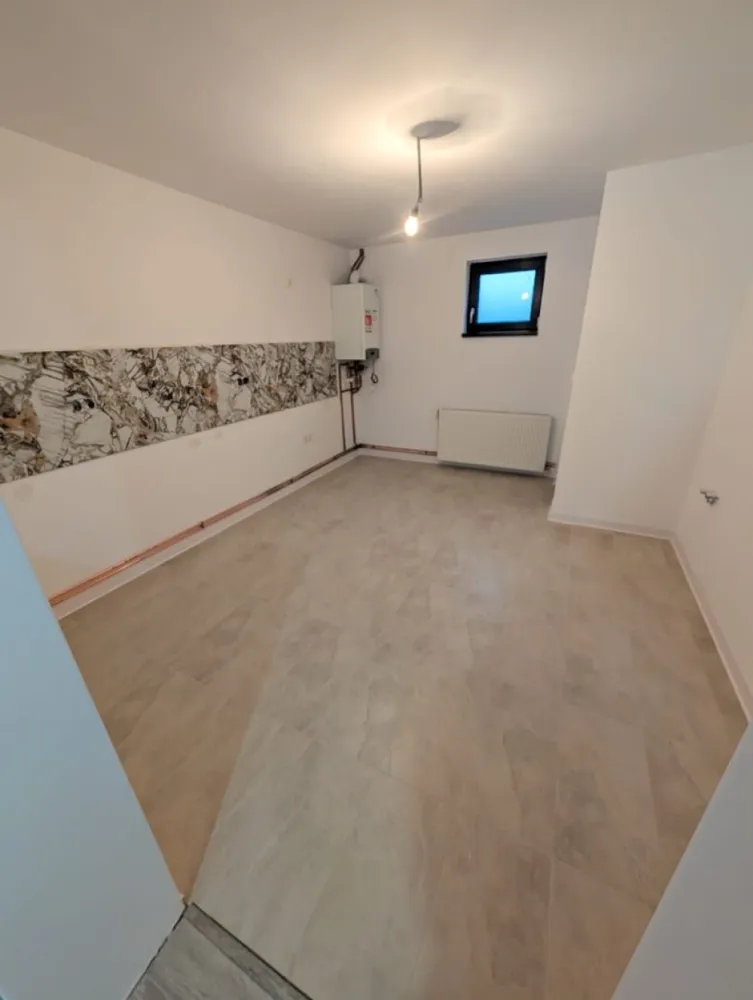 Spațiu comercial de închiriat, zona Decebal - Agentia Direkt Imobiliare propune spre inchiriere spatiu comercial intr un imobil tip casa , situat in zona Decebal , la 200 m de Piata Decebal .

Imobilul este constructie noua , in curs de finalizare , dispus pe 2 nivele , cu o suprafata utila de cca 250 mp . Compartimentarea este urmatoarea :

la parter – 3 incaperi , bucatarie , baie, hol spatios
la etaj – hol spatios ideal receptie , 3 incaperi spatioase , baie , terasa
loc de parcare in curtea interioara pentru 4 masini
acces din strada
posibilitate montare rampa pentru persoane cu dezabilitati .