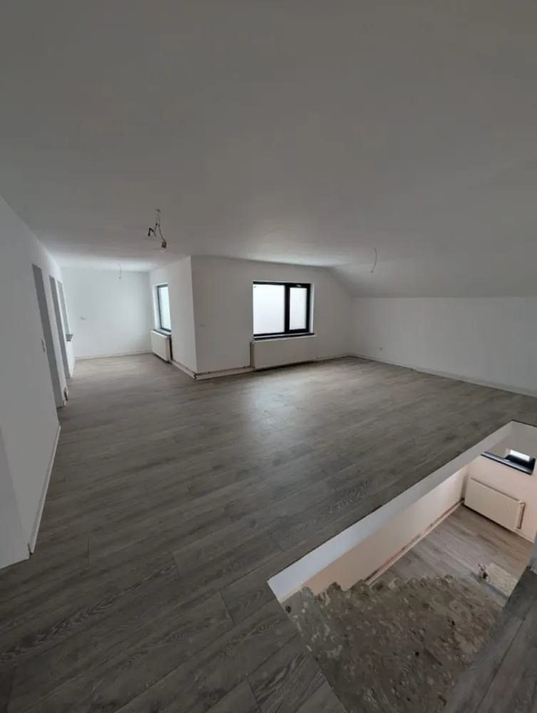 Spațiu comercial de închiriat, zona Decebal - Agentia Direkt Imobiliare propune spre inchiriere spatiu comercial intr un imobil tip casa , situat in zona Decebal , la 200 m de Piata Decebal .

Imobilul este constructie noua , in curs de finalizare , dispus pe 2 nivele , cu o suprafata utila de cca 250 mp . Compartimentarea este urmatoarea :

la parter – 3 incaperi , bucatarie , baie, hol spatios
la etaj – hol spatios ideal receptie , 3 incaperi spatioase , baie , terasa
loc de parcare in curtea interioara pentru 4 masini
acces din strada
posibilitate montare rampa pentru persoane cu dezabilitati .