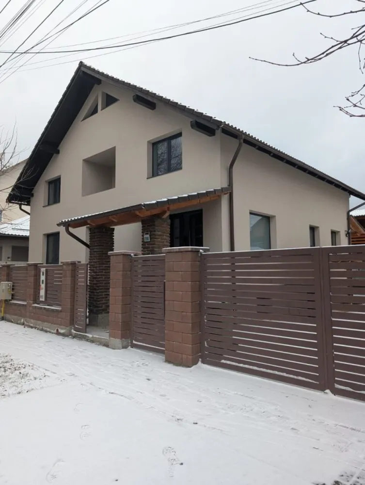 Spațiu comercial de închiriat, zona Decebal - Agentia Direkt Imobiliare propune spre inchiriere spatiu comercial intr un imobil tip casa , situat in zona Decebal , la 200 m de Piata Decebal .

Imobilul este constructie noua , in curs de finalizare , dispus pe 2 nivele , cu o suprafata utila de cca 250 mp . Compartimentarea este urmatoarea :

la parter – 3 incaperi , bucatarie , baie, hol spatios
la etaj – hol spatios ideal receptie , 3 incaperi spatioase , baie , terasa
loc de parcare in curtea interioara pentru 4 masini
acces din strada
posibilitate montare rampa pentru persoane cu dezabilitati .