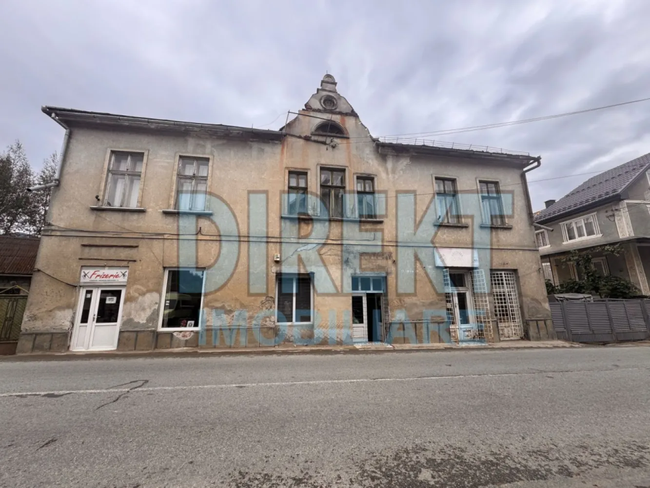Spatiu comercial + Apartament de locuit - Agentia Direkt Imobiliare propune spre vanzare imobil complex situat in centrul localitatii Rodna . Imobilul are o suprafata de 366 mp si teren aferent 495 mp. Este compus din :

la parter : spatii comerciale in suprafata de – 143 mp format din 7 incaperi

la etaj ; apartament de locuit in suprafata de 222 mp format din :4 camere , hol spatios , bucatarie , baie , acces pod .

Pret vanzare 150 .000 Euo plus TVA