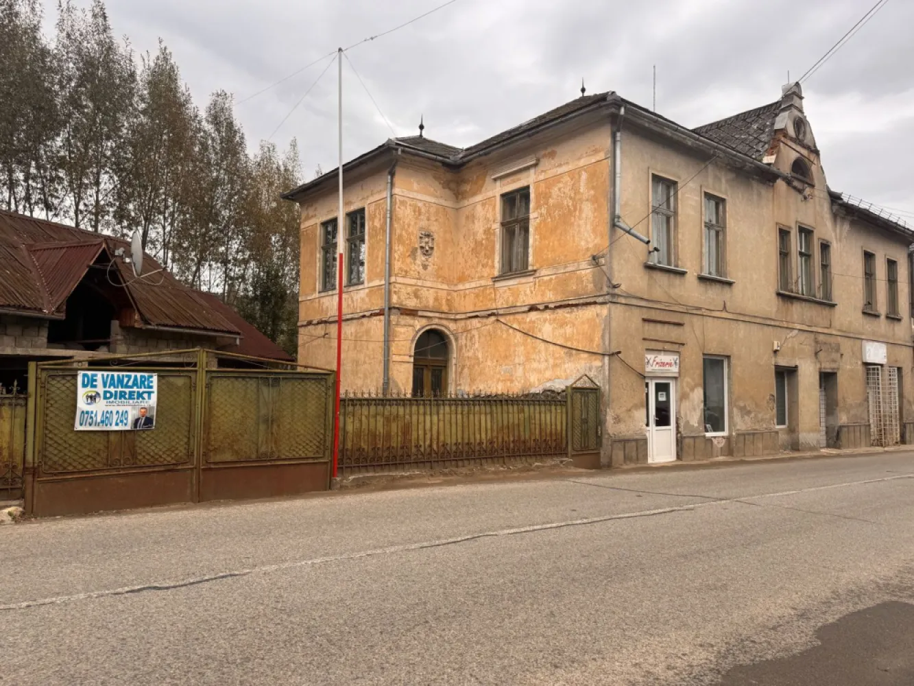 Spatiu comercial + Apartament de locuit - Agentia Direkt Imobiliare propune spre vanzare imobil complex situat in centrul localitatii Rodna . Imobilul are o suprafata de 366 mp si teren aferent 495 mp. Este compus din :

la parter : spatii comerciale in suprafata de – 143 mp format din 7 incaperi

la etaj ; apartament de locuit in suprafata de 222 mp format din :4 camere , hol spatios , bucatarie , baie , acces pod .

Pret vanzare 150 .000 Euo plus TVA