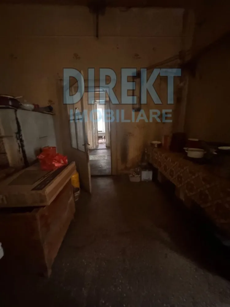 Spatiu comercial + Apartament de locuit - Agentia Direkt Imobiliare propune spre vanzare imobil complex situat in centrul localitatii Rodna . Imobilul are o suprafata de 366 mp si teren aferent 495 mp. Este compus din :

la parter : spatii comerciale in suprafata de – 143 mp format din 7 incaperi

la etaj ; apartament de locuit in suprafata de 222 mp format din :4 camere , hol spatios , bucatarie , baie , acces pod .

Pret vanzare 150 .000 Euo plus TVA