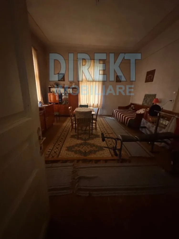 Spatiu comercial + Apartament de locuit - Agentia Direkt Imobiliare propune spre vanzare imobil complex situat in centrul localitatii Rodna . Imobilul are o suprafata de 366 mp si teren aferent 495 mp. Este compus din :

la parter : spatii comerciale in suprafata de – 143 mp format din 7 incaperi

la etaj ; apartament de locuit in suprafata de 222 mp format din :4 camere , hol spatios , bucatarie , baie , acces pod .

Pret vanzare 150 .000 Euo plus TVA