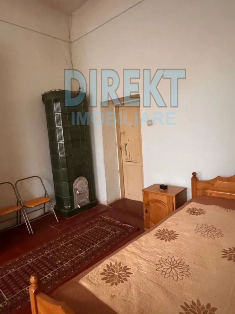 Spatiu comercial + Apartament de locuit - Agentia Direkt Imobiliare propune spre vanzare imobil complex situat in centrul localitatii Rodna . Imobilul are o suprafata de 366 mp si teren aferent 495 mp. Este compus din :

la parter : spatii comerciale in suprafata de – 143 mp format din 7 incaperi

la etaj ; apartament de locuit in suprafata de 222 mp format din :4 camere , hol spatios , bucatarie , baie , acces pod .

Pret vanzare 150 .000 Euo plus TVA