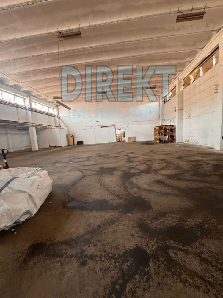 Hala , zona Casa Somesana - Direkt Imobiliare propune spre inchiriere spatiu in suprafata de 500 mp situat in zona Decebal . Imobilul este pozitionat la parter, este compus din 1 incaperi spatioasa , 1 baie , 3 birouri . Locuri de parcare in curte interioara .

Acces auto !