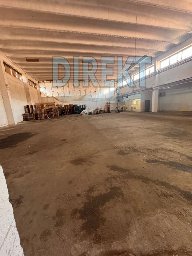 Hala , zona Casa Somesana - Direkt Imobiliare propune spre inchiriere spatiu in suprafata de 500 mp situat in zona Decebal . Imobilul este pozitionat la parter, este compus din 1 incaperi spatioasa , 1 baie , 3 birouri . Locuri de parcare in curte interioara .

Acces auto !