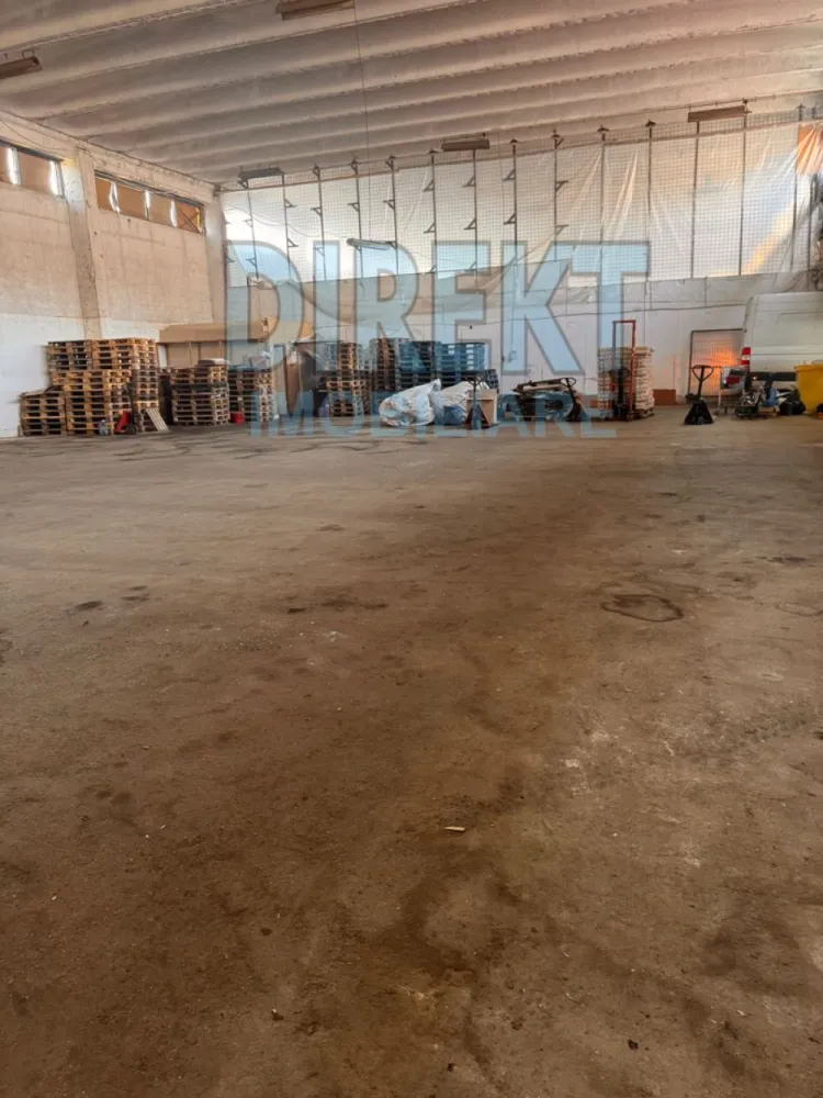 Hala , zona Casa Somesana - Direkt Imobiliare propune spre inchiriere spatiu in suprafata de 500 mp situat in zona Decebal . Imobilul este pozitionat la parter, este compus din 1 incaperi spatioasa , 1 baie , 3 birouri . Locuri de parcare in curte interioara .

Acces auto !