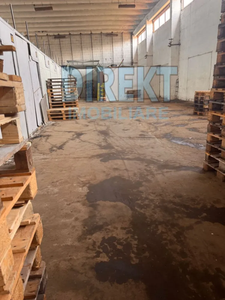 Hala , zona Casa Somesana - Direkt Imobiliare propune spre inchiriere spatiu in suprafata de 500 mp situat in zona Decebal . Imobilul este pozitionat la parter, este compus din 1 incaperi spatioasa , 1 baie , 3 birouri . Locuri de parcare in curte interioara .

Acces auto !